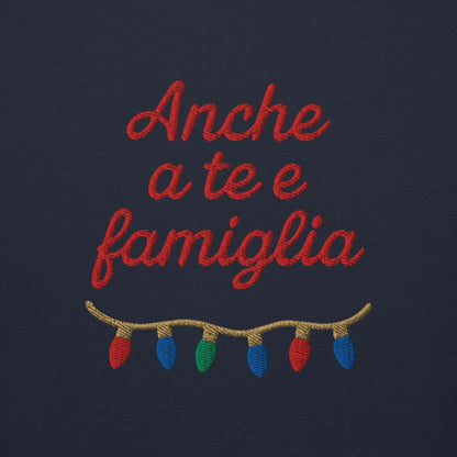 Felpa natale ricamata "Anche a te e famiglia" con decorazione natalizia di luci colorate.