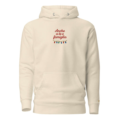 Felpa natale ricamata "Anche a te e famiglia" con decorazioni natalizie colorate su sfondo chiaro.