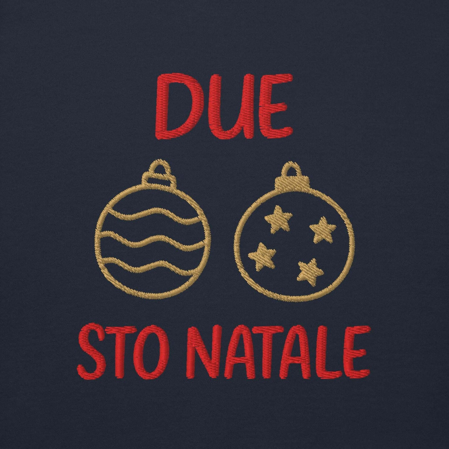 Felpa natale ricamata "Due palle sto Natale" con ricamo di palline natalizie colorate.