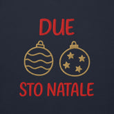 Felpa natale ricamata "Due palle sto Natale" con ricamo di palline natalizie colorate.