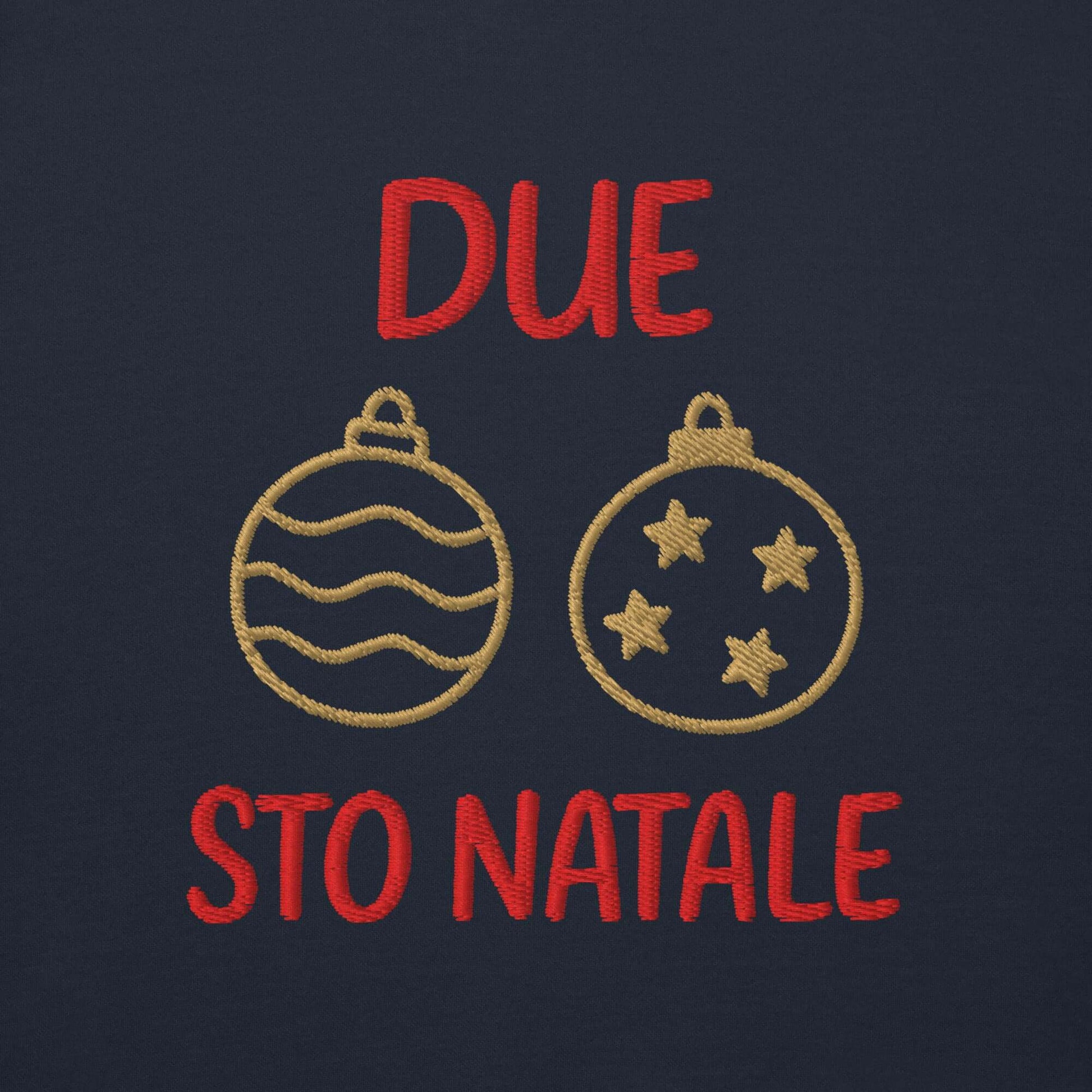 Felpa natale ricamata "Due palle sto Natale" con ricamo di palline natalizie colorate.