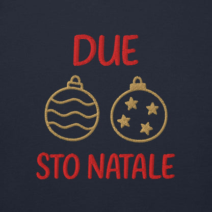 Felpa natale ricamata "Due palle sto Natale" con ricamo di palline natalizie colorate.
