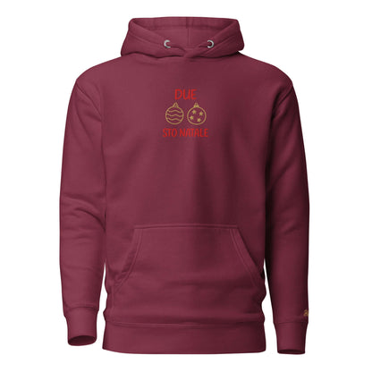 Felpa natale ricamata "Due palle sto Natale" in colore bordeaux con design ironico.
