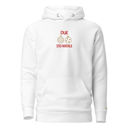 Felpa natale ricamata "Due palle sto Natale" in bianco con ricamo ironico, morbida e unisex.
