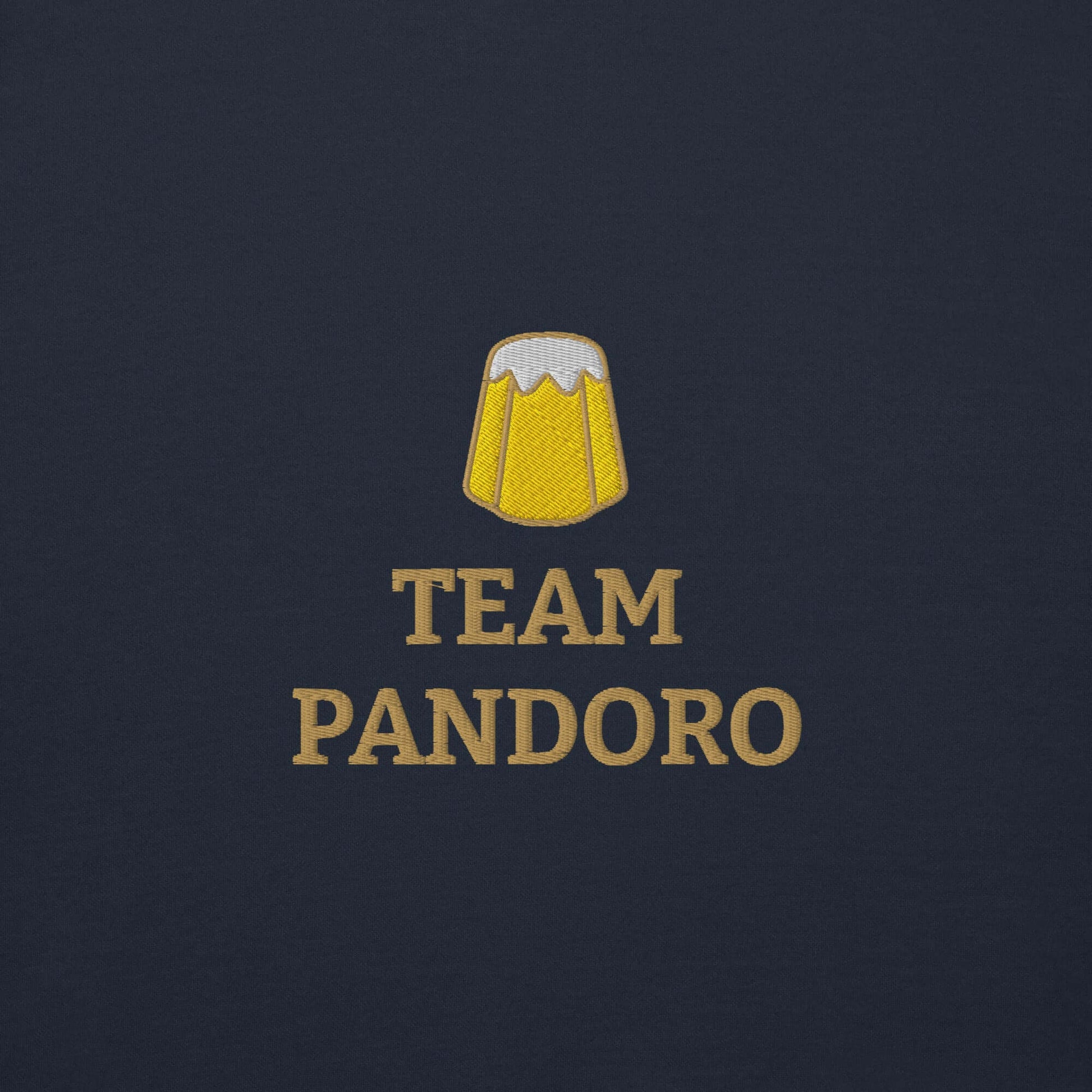 Dettaglio della felpa natale ricamata "Team Pandoro" con un design fresco e originale.