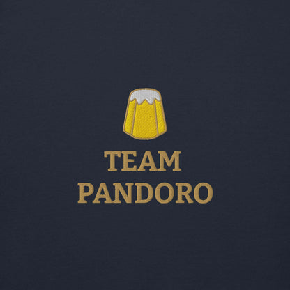 Dettaglio della felpa natale ricamata "Team Pandoro" con un design fresco e originale.