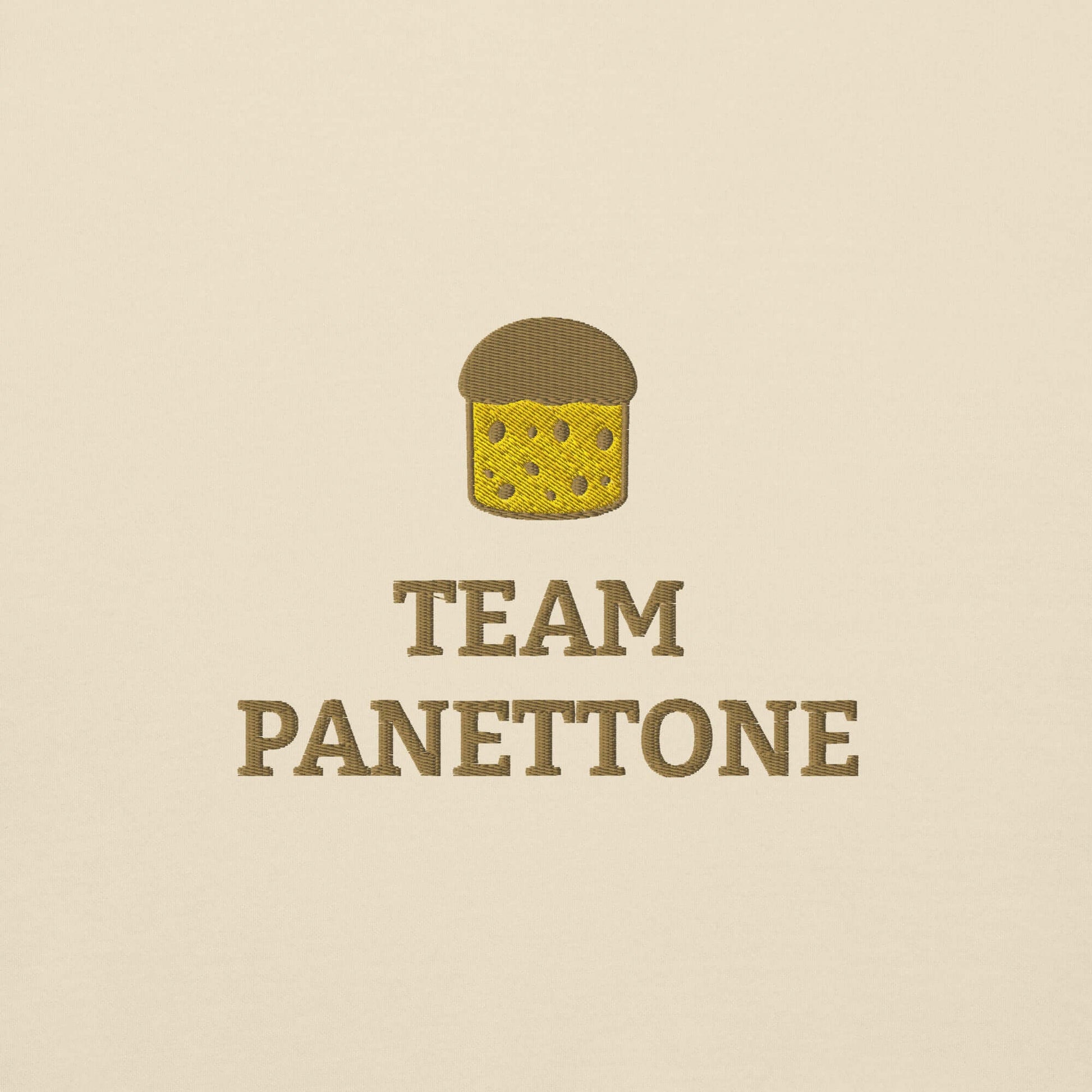 Logo in feltro con scritta "Team Panettone" e immagine di un panettone ricamato.