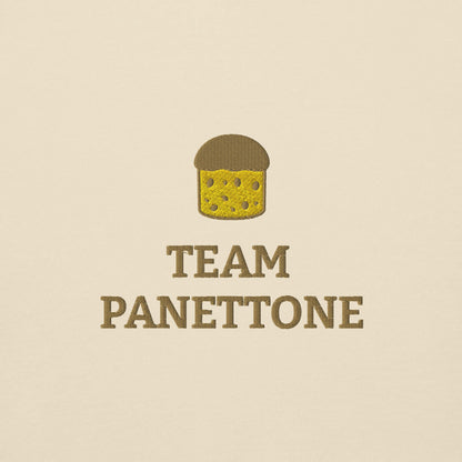 Logo in feltro con scritta "Team Panettone" e immagine di un panettone ricamato.
