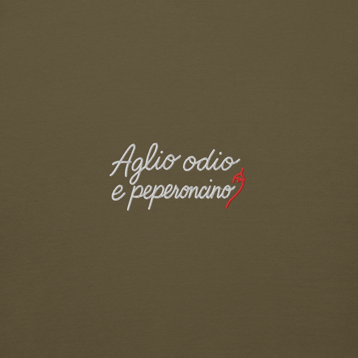 Scritta ricamata 'Aglio odio e peperoncino' su felpa color oliva, in stile moderno e ironico.
