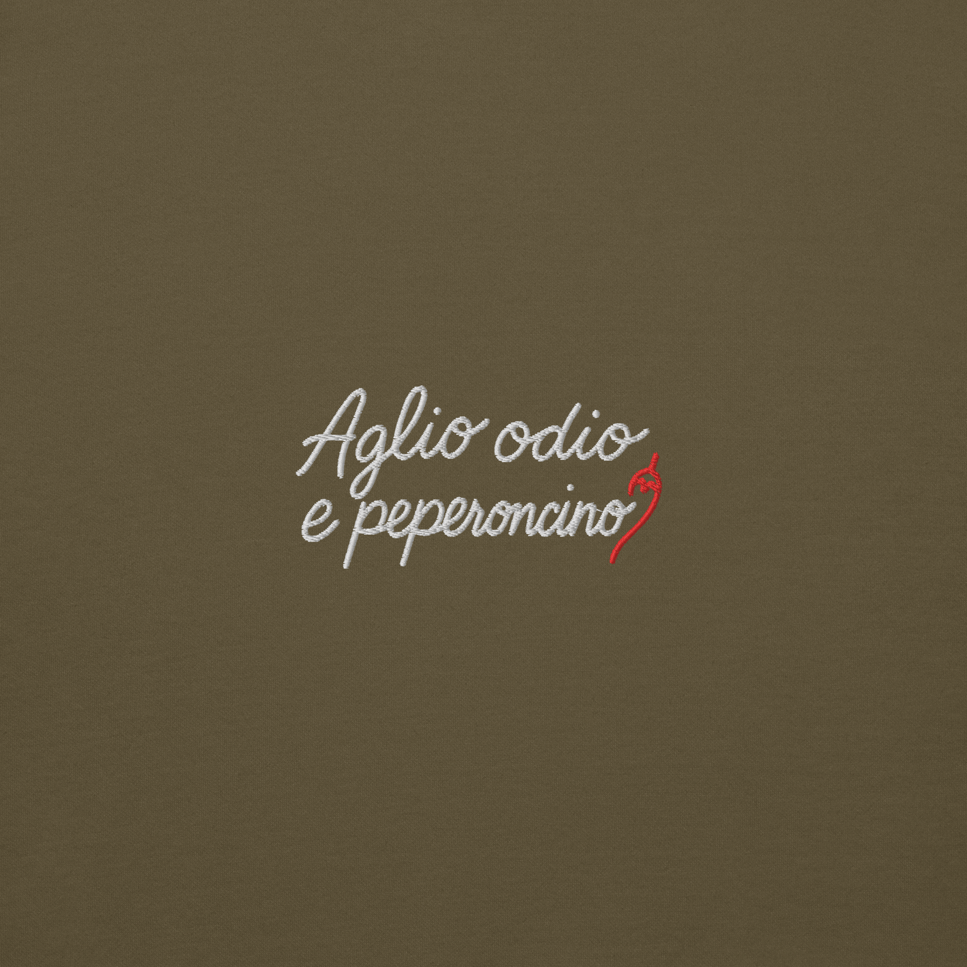 Scritta ricamata 'Aglio odio e peperoncino' su felpa color oliva, in stile moderno e ironico.