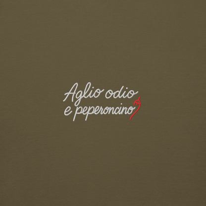 Scritta ricamata 'Aglio odio e peperoncino' su felpa color oliva, in stile moderno e ironico.