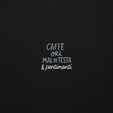 Felpa con cappuccio ricamata con la scritta 'Caffè, Oki, mal di testa e pentimenti' su sfondo nero.