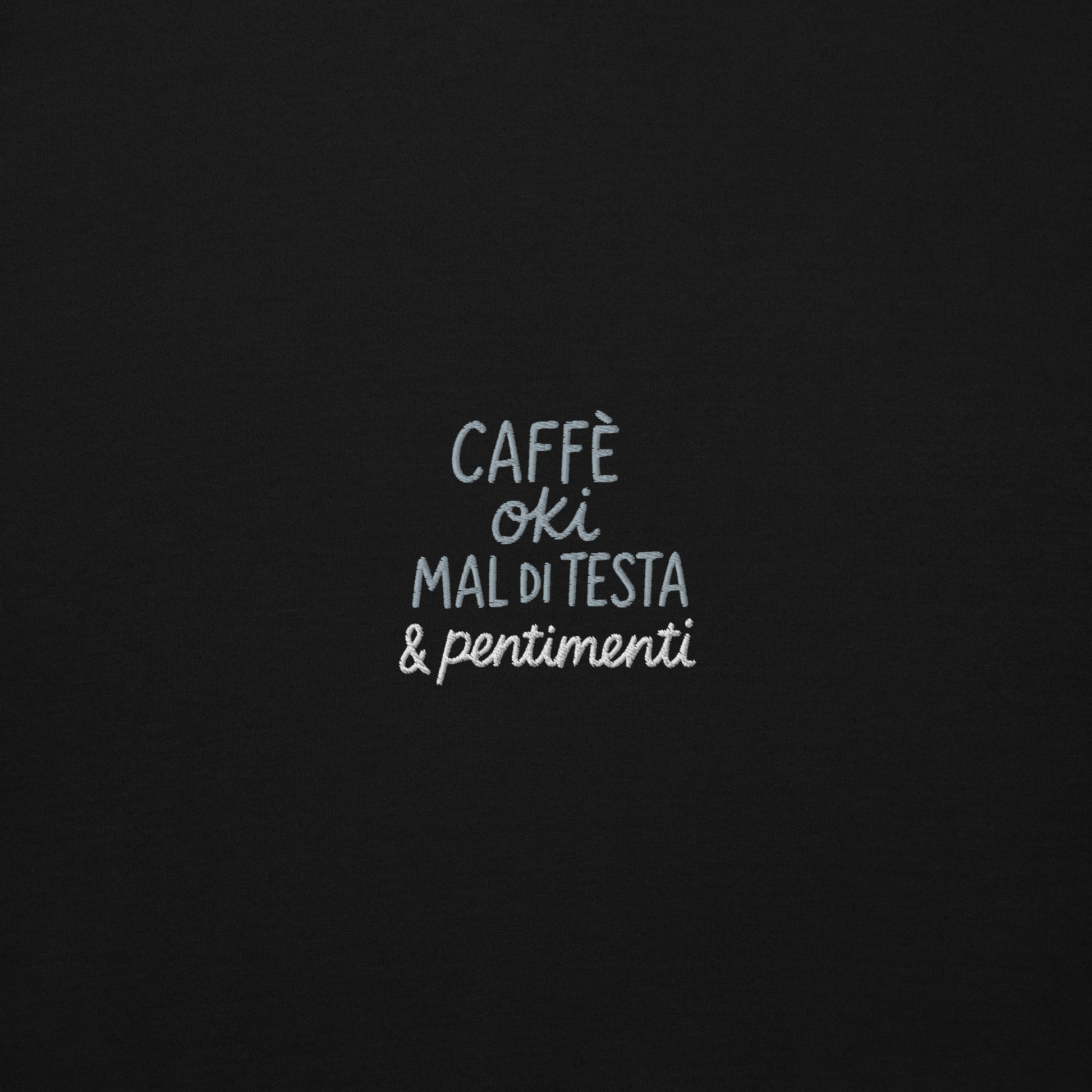 Felpa con cappuccio ricamata con la scritta 'Caffè, Oki, mal di testa e pentimenti' su sfondo nero.