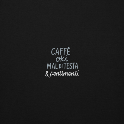 Felpa con cappuccio ricamata con la scritta 'Caffè, Oki, mal di testa e pentimenti' su sfondo nero.