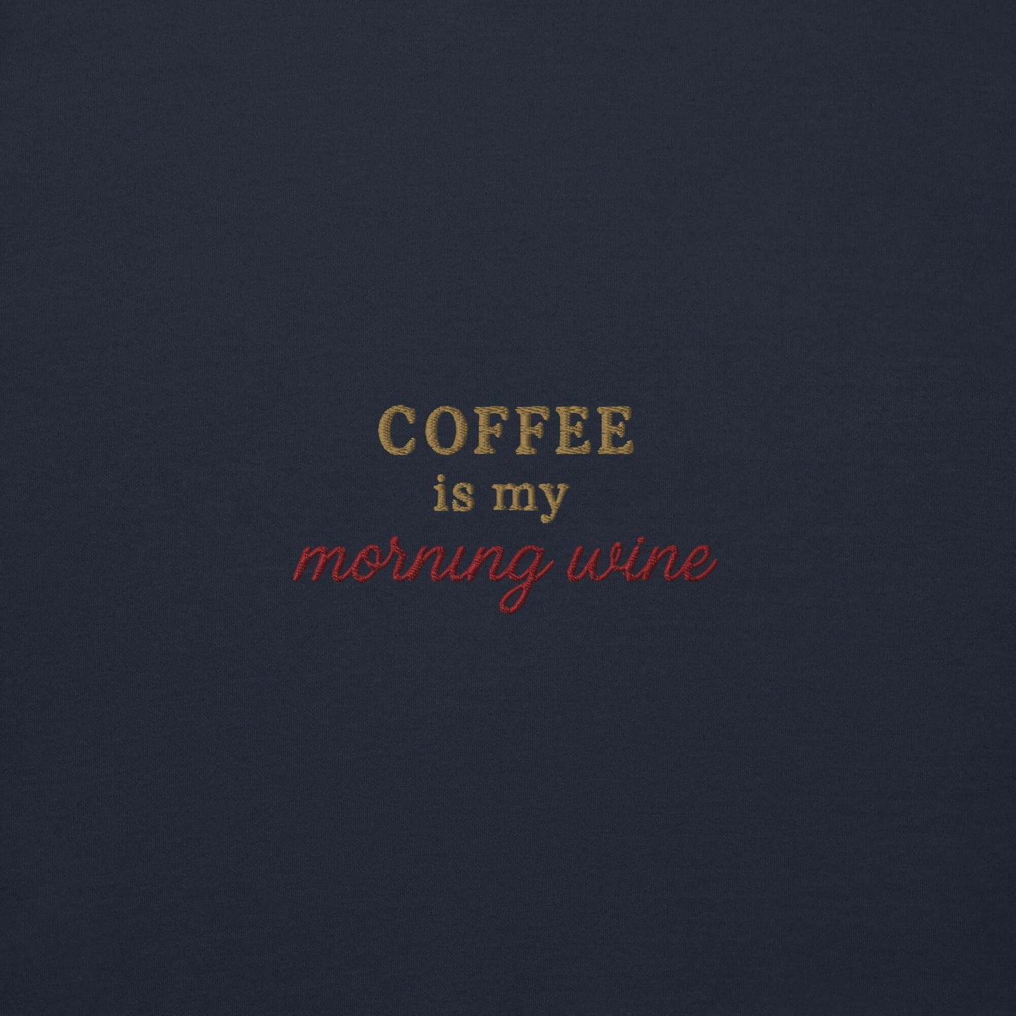 Scritta ricamata 'Coffee is my morning wine' su felpa elegante, perfetta per gli amanti del caffè.