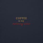 Scritta ricamata 'Coffee is my morning wine' su felpa elegante, perfetta per gli amanti del caffè.