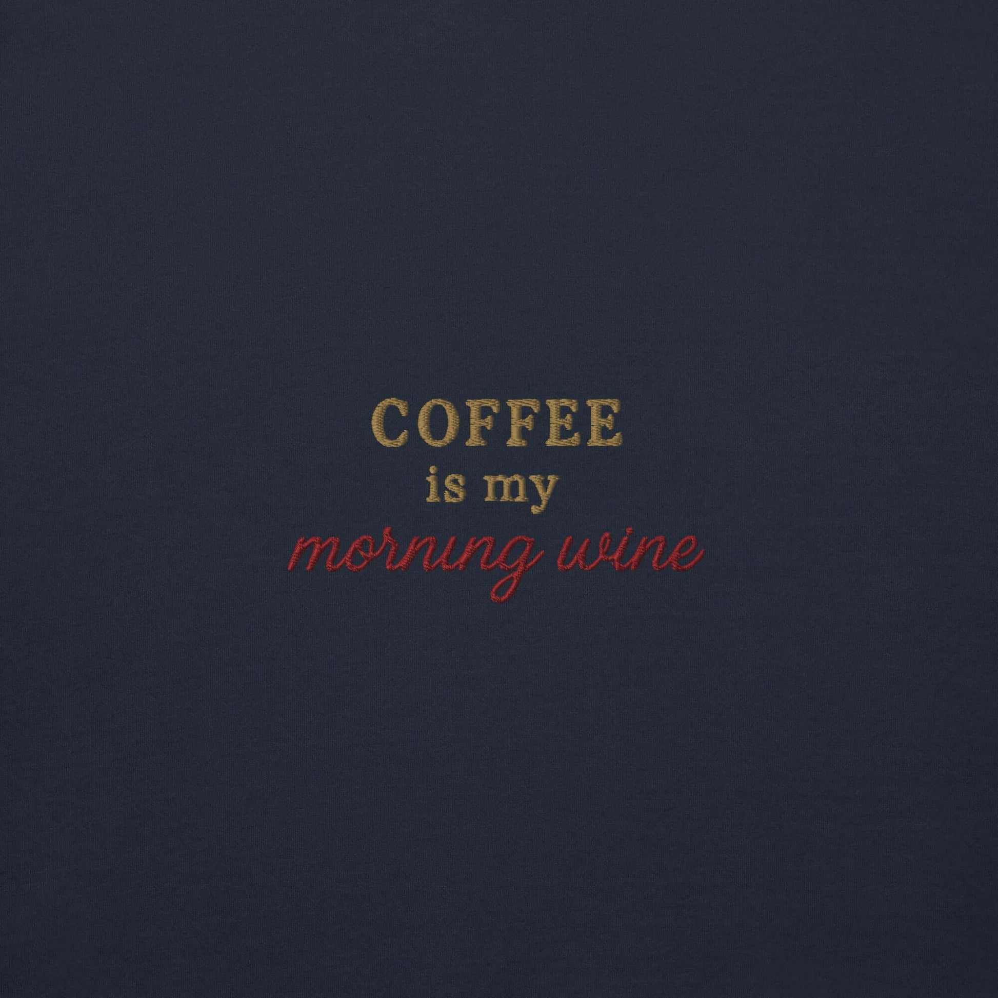 Scritta ricamata 'Coffee is my morning wine' su felpa elegante, perfetta per gli amanti del caffè.