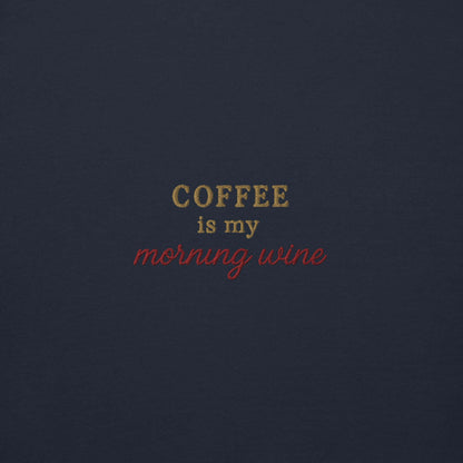 Scritta ricamata 'Coffee is my morning wine' su felpa elegante, perfetta per gli amanti del caffè.