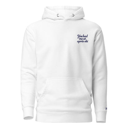 Felpa bianca con cappuccio ricamata "You had me at aprés-ski", ideale per gli amanti dell'inverno.
