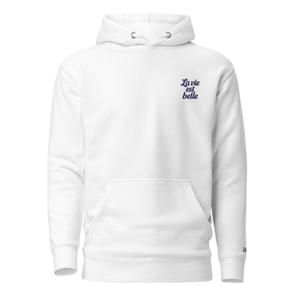 Felpa bianca con cappuccio ricamata "La vie est belle", elegante e confortevole, ideale per stile e viaggi.