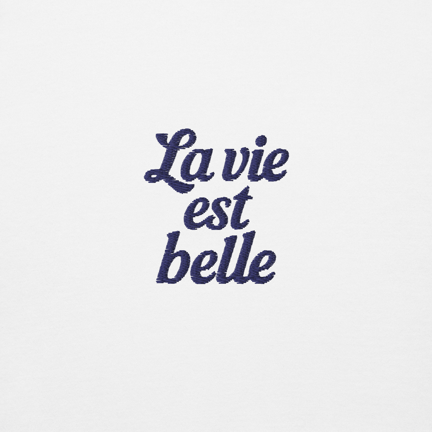 Ricamo blu su sfondo bianco con la scritta "La vie est belle" per la felpa viaggio ricamata Paris.