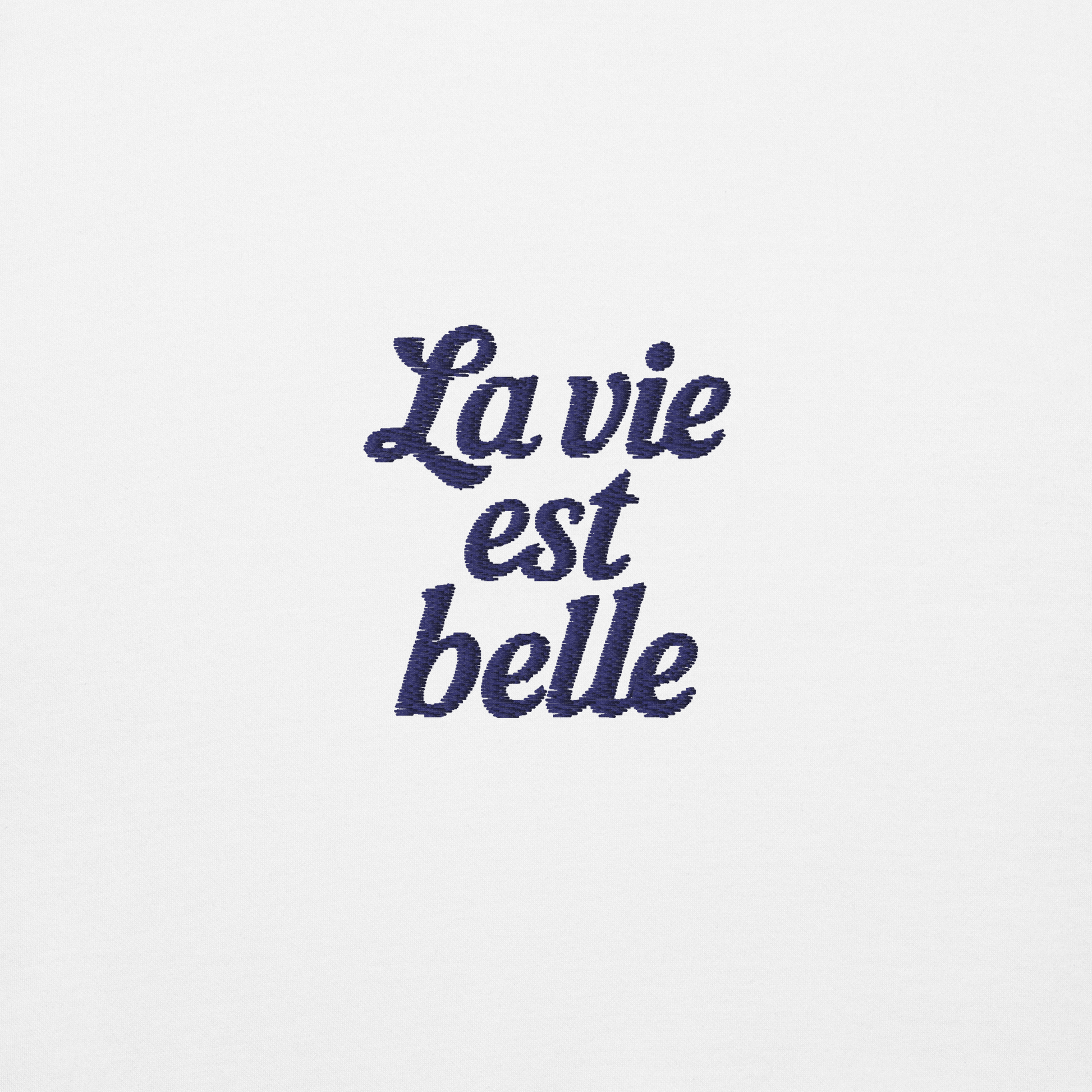 Ricamo blu su sfondo bianco con la scritta "La vie est belle" per la felpa viaggio ricamata Paris.