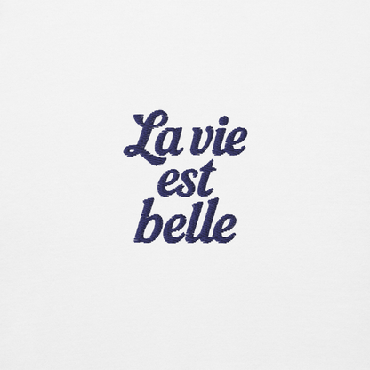 Ricamo blu su sfondo bianco con la scritta "La vie est belle" per la felpa viaggio ricamata Paris.