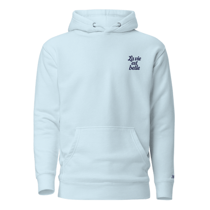 Felpa con cappuccio blu chiaro, ricamata con 'La vie est belle' sul petto.