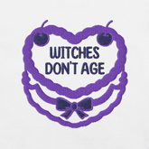 Ricamo di una maglietta con la scritta "Witches don't age" in un design festoso e colorato.