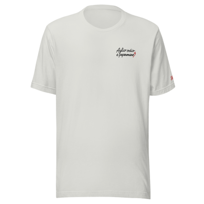 Maglietta bianca ricamata donna "Aglio odio e peperoncino", un mix di stile e ironia per un look casual.