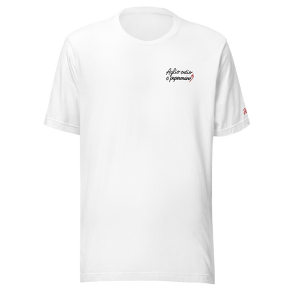 Maglietta bianca con ricamo "Aglio odio e peperoncino" per un look casual e ironico.