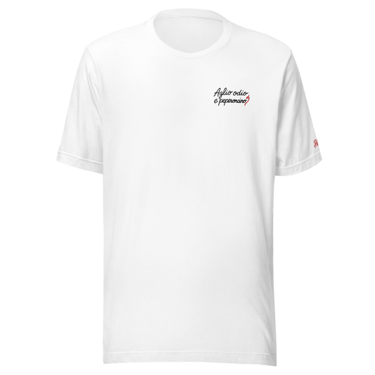 Maglietta bianca con ricamo "Aglio odio e peperoncino" per un look casual e ironico.