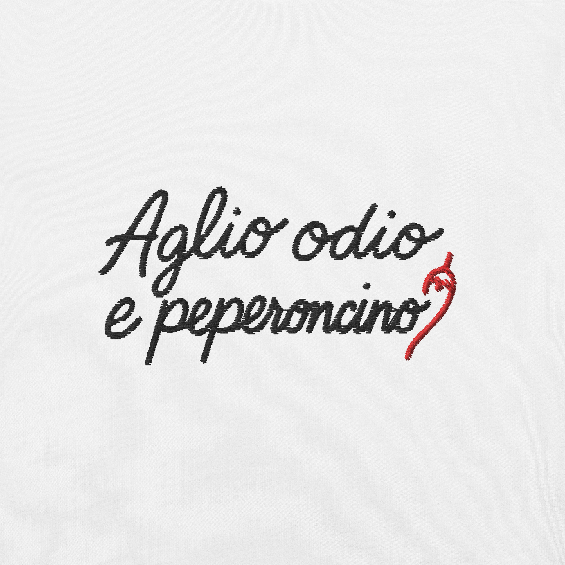 Ricamo su maglietta bianca con testo 'Aglio odio e peperoncino' e peperoncino rosso, per un look ironico.