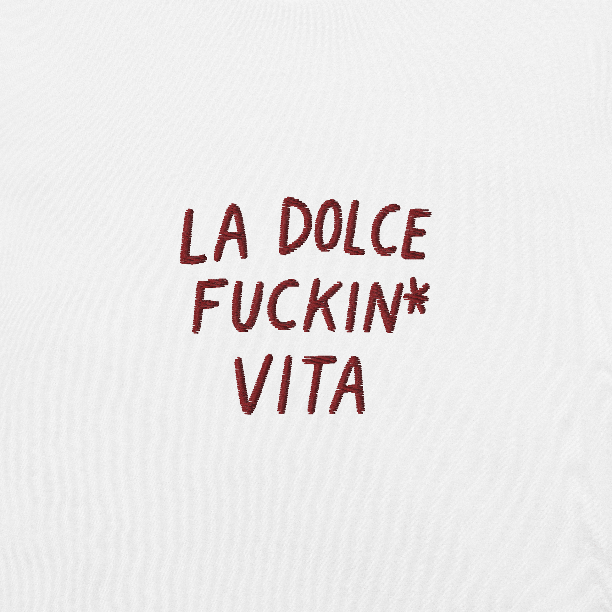 Maglietta ricamata da donna con scritta 'La dolce fuckin* vita', perfetta per uno stile ironico e di classe.