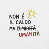 Maglietta ricamata donna con frase "Non è il caldo ma l'umidità" su sfondo bianco.