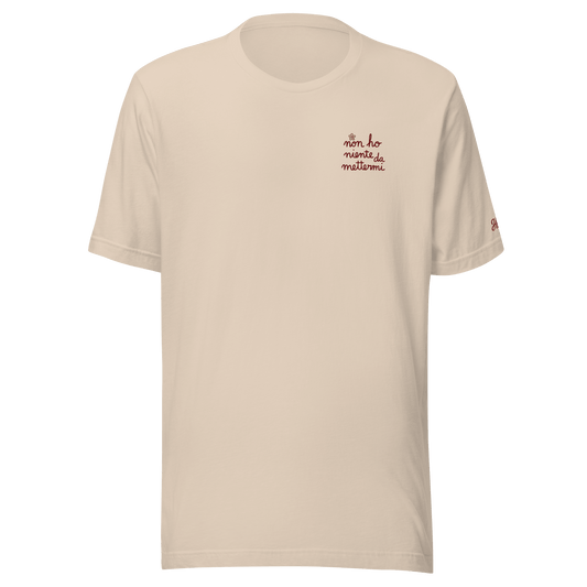Maglietta ricamata da donna in cotone con la scritta "Non ho niente da mettermi" in stile minimal.