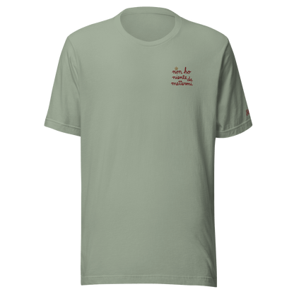 Maglietta ricamata da donna color verde con testo "Non ho niente da mettermi" per un look ironico e casual.