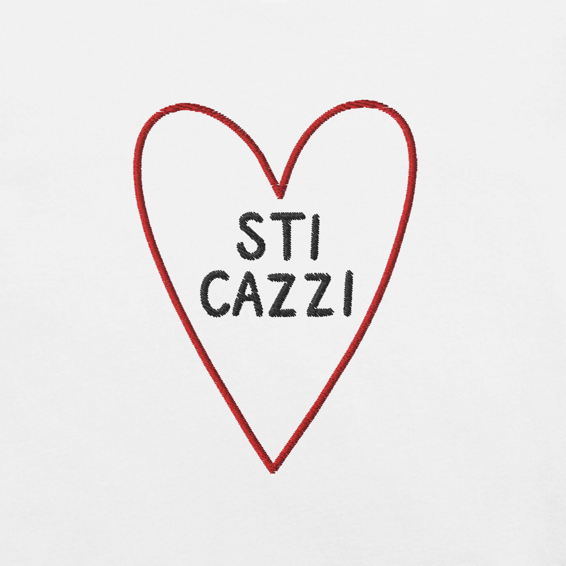 Ricamo cuori con scritta 'STI CAZZI' su maglietta bianca, stile ironico e casual per donne.
