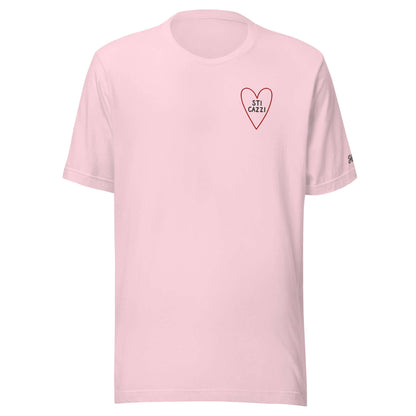 Maglietta rosa con ricamo 'STI CAZZI' a forma di cuore, casual e divertente.