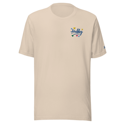 Maglietta ricamata beige con la scritta 'Hubby' e decorazioni colorate, comoda e leggera.