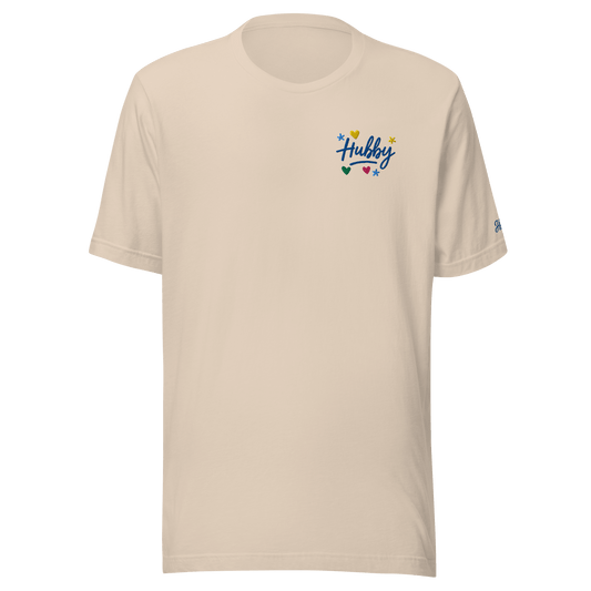 Maglietta ricamata beige con la scritta 'Hubby' e decorazioni colorate, comoda e leggera.