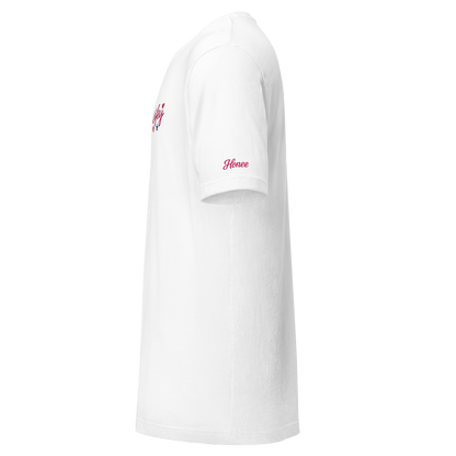 Maglietta bianca ricamata "Wifey" vista di lato, realizzata in morbido cotone e design lusinghiero.