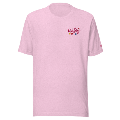 T-shirt rosa ricamata con la scritta "Wifey", morbida e leggera, perfetta per ogni moglie.