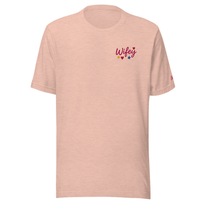 Maglietta ricamata 'Wifey' rosa, comoda e leggera, ideale per ogni moglie. 100% cotone per un comfort eccezionale.