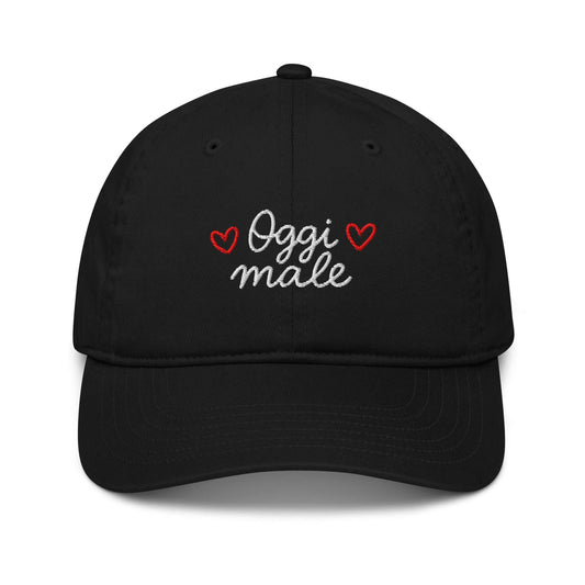 Cappellino ricamato in tessuto organico con scritta "Oggi male" e cuori rossi, stile ironico e sostenibile.