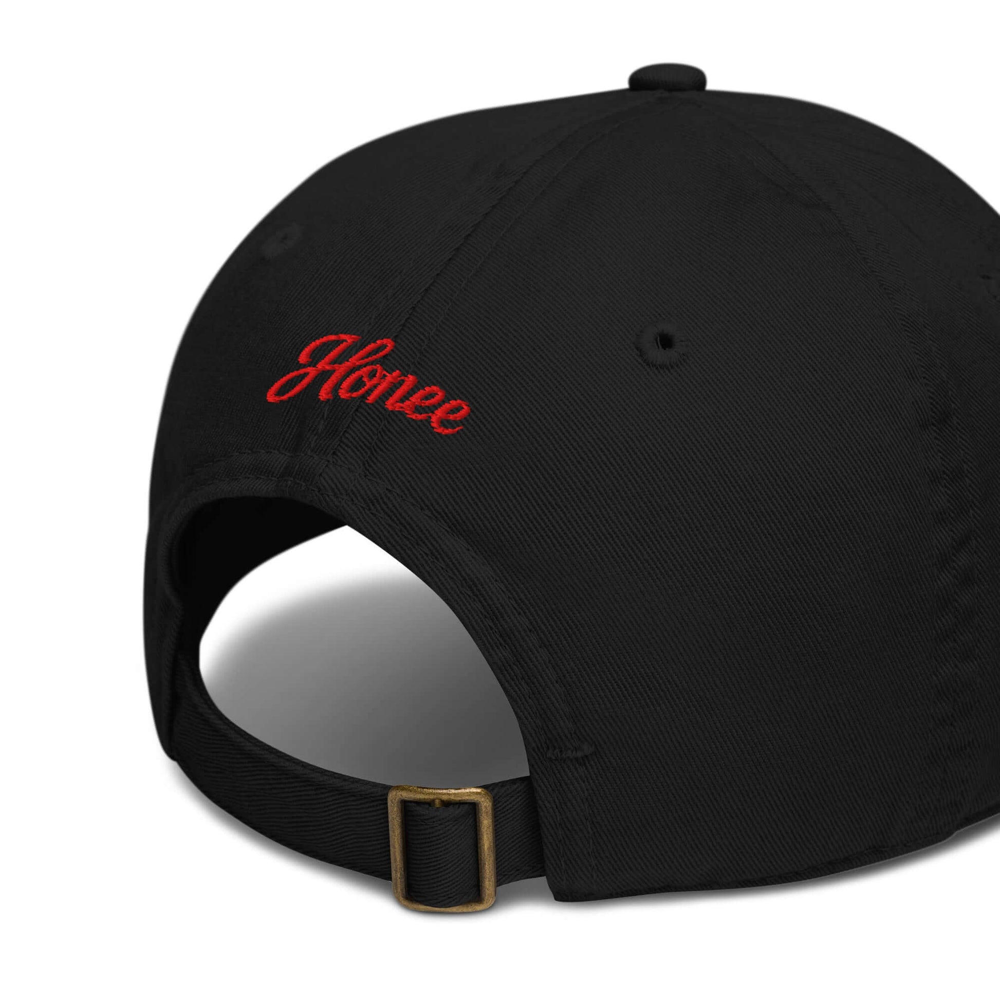 Cappellino ricamato in tessuto organico, retro con scritta rossa "Honee". Comfort e stile per ogni giornata.