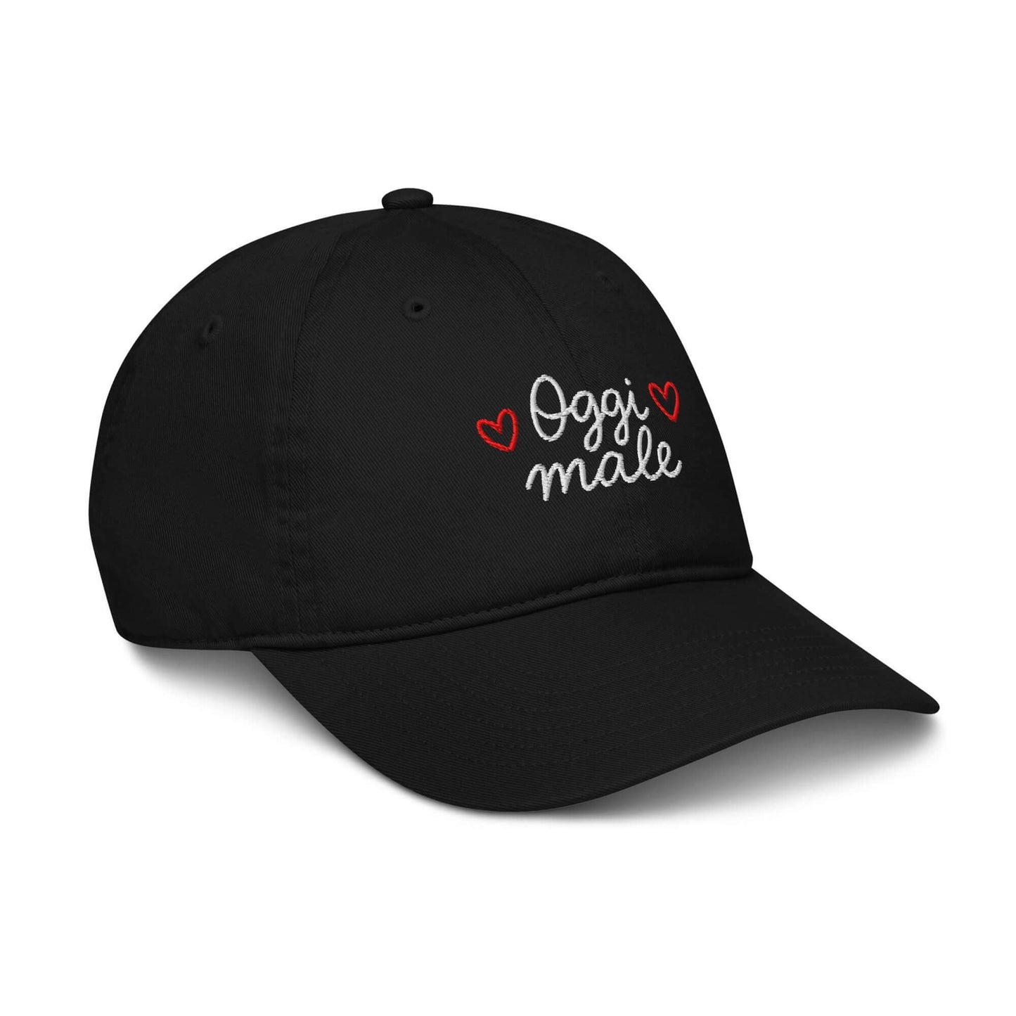 Cappellino ricamato in tessuto organico con scritta "Oggi male" e cuori rossi, ideale per uno stile ironico.