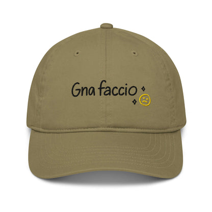 Cappellino ricamato in tessuto organico con scritta "Gna faccio" e simbolo sorridente.
