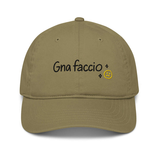 Cappellino ricamato in tessuto organico con scritta "Gna faccio" e simbolo sorridente.