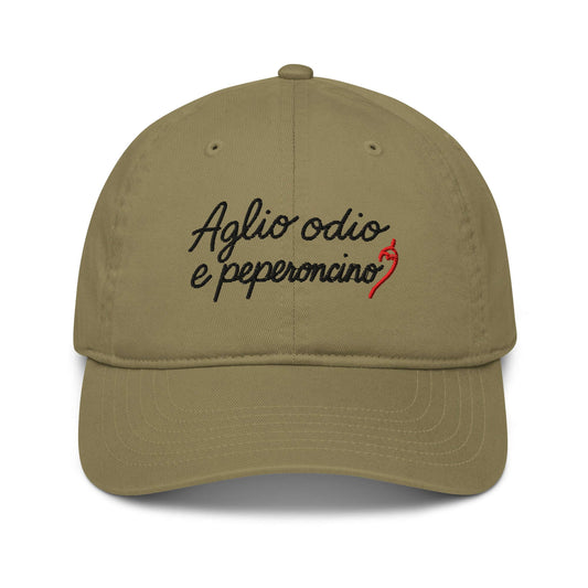 Cappellino ricamato in tessuto organico con testo 'Aglio odio e peperoncino', dal design audace e ironico.